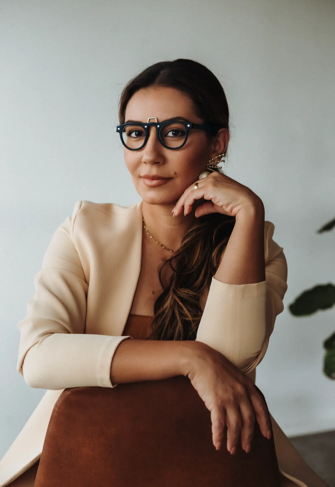 Model image of VoyueLens™ VL19383 in timeless Charcoal Black – minimal and elegant