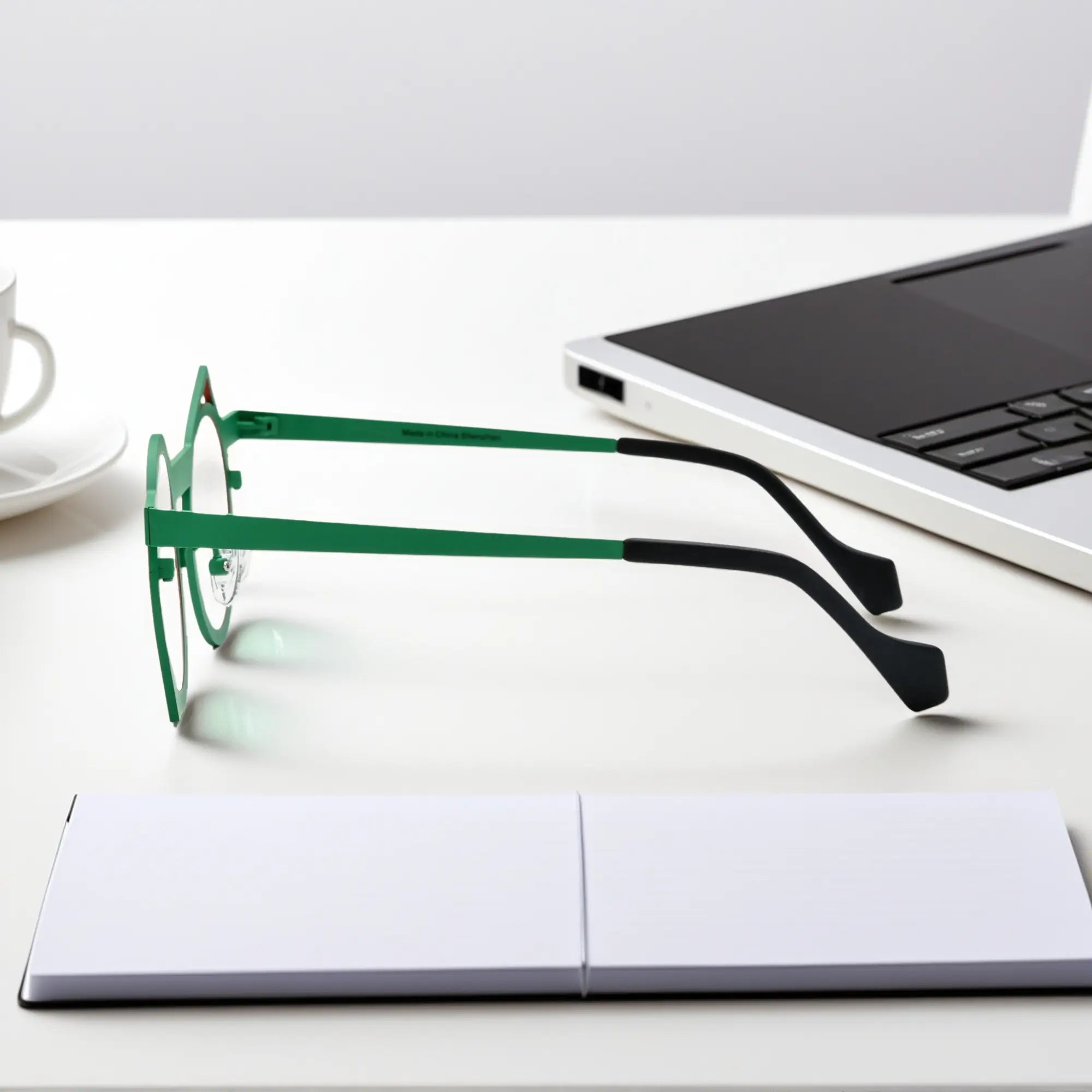 Side view of VoyueLens™ Chili Emerald VL185801 eyeglasses showcasing the ultra-light pure titanium structure and artistic silhouette.