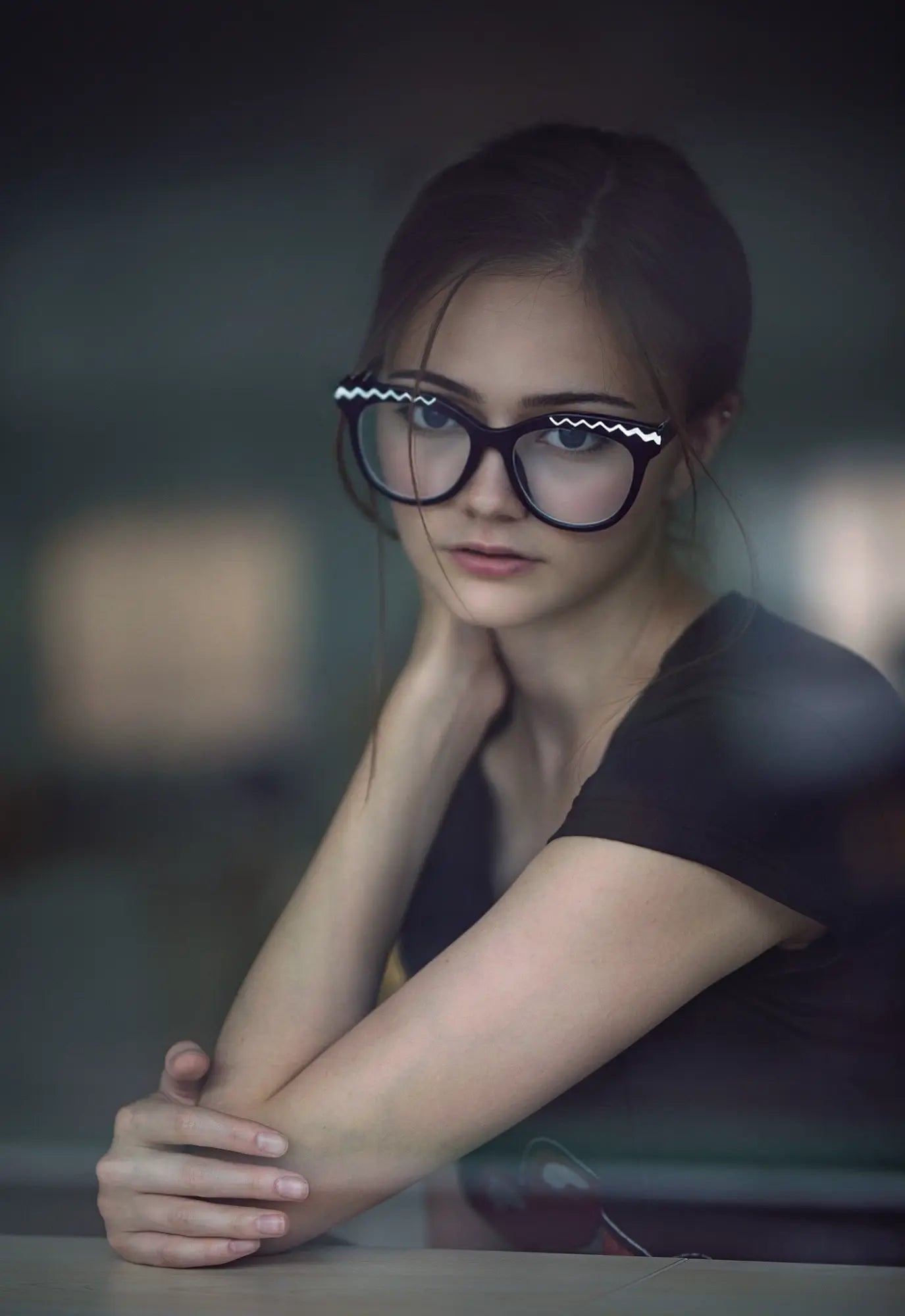 Model wearing VoyueLens VL19362 in classic black zigzag-accented frames