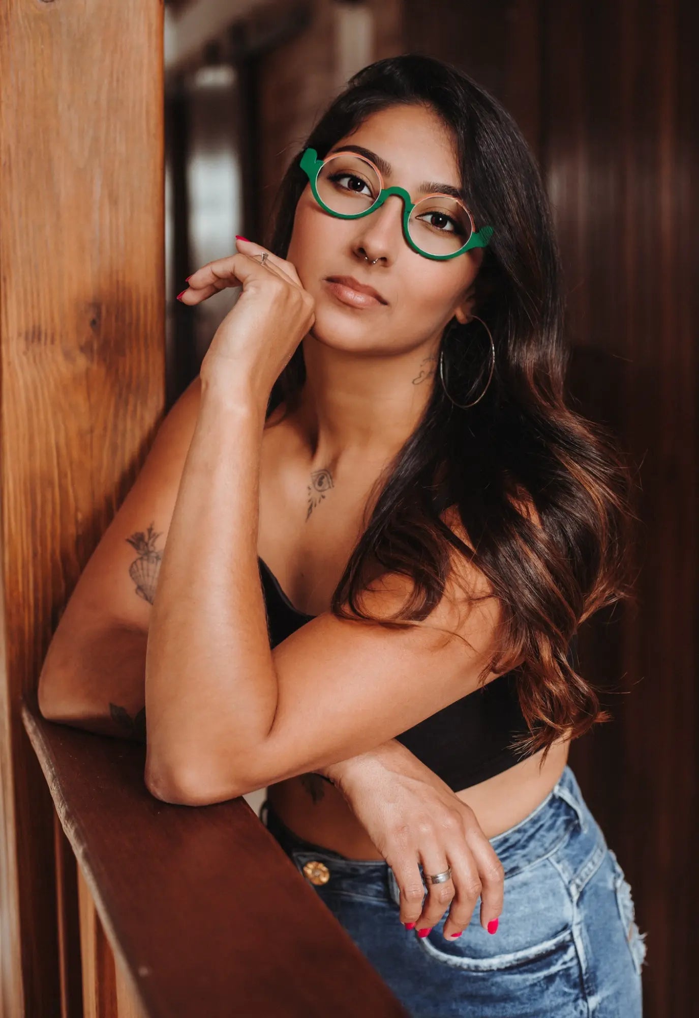 Model wearing VoyueLens™ ChromoPop glasses in Pastel Forest – playful and stylish look