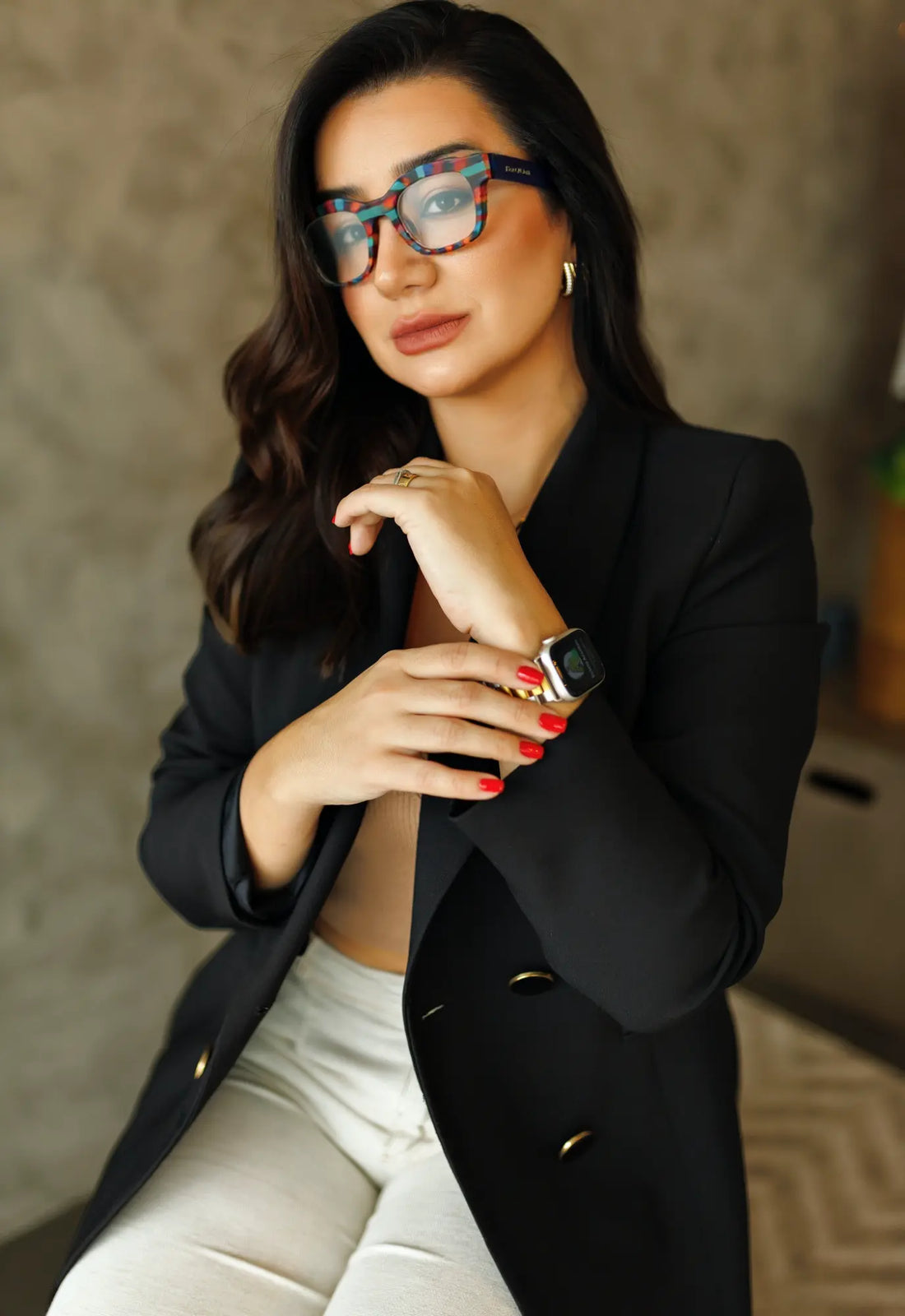 Model showcasing the vibrant VoyueLens™ Tortoiseshell Flash eyeglasses