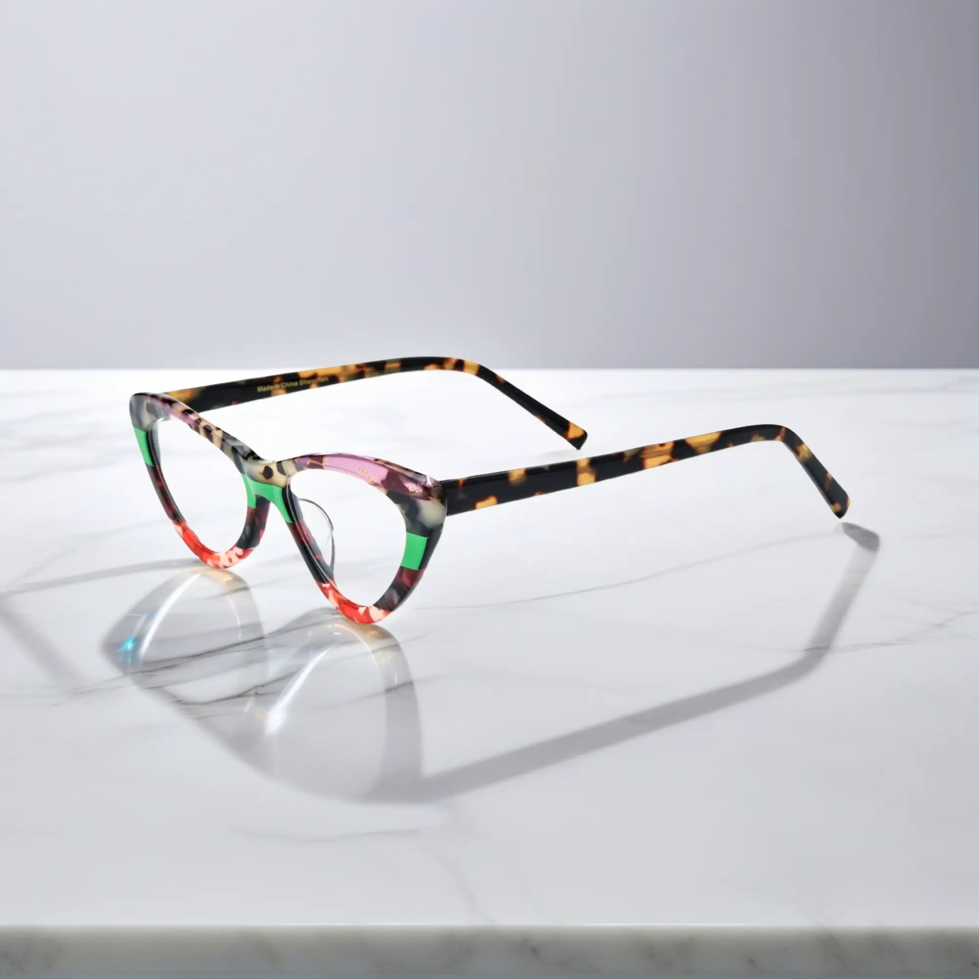 Side view of VoyueLens™ Tortoiseshell Pop eyeglasses featuring tortoiseshell temples