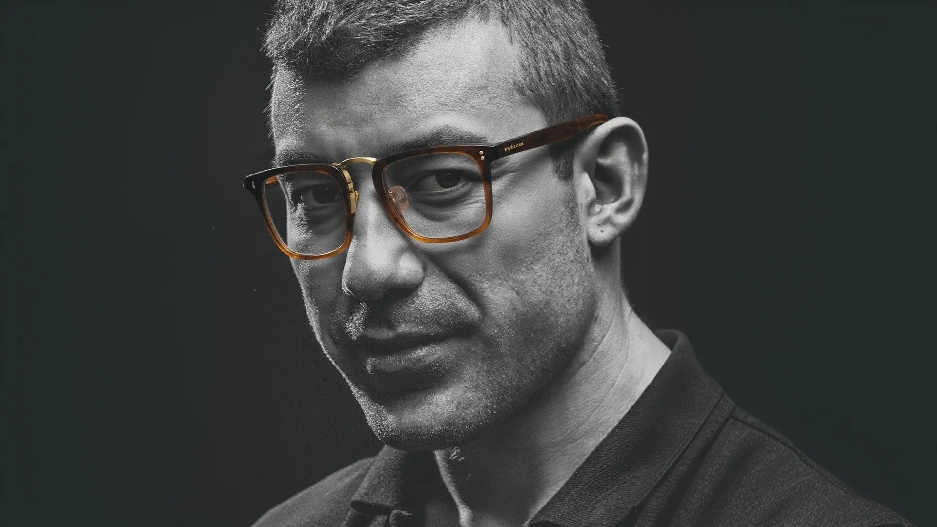 Stylish man wearing VoyueLens™ VL19214 aviator glasses in brown tortoiseshell frame